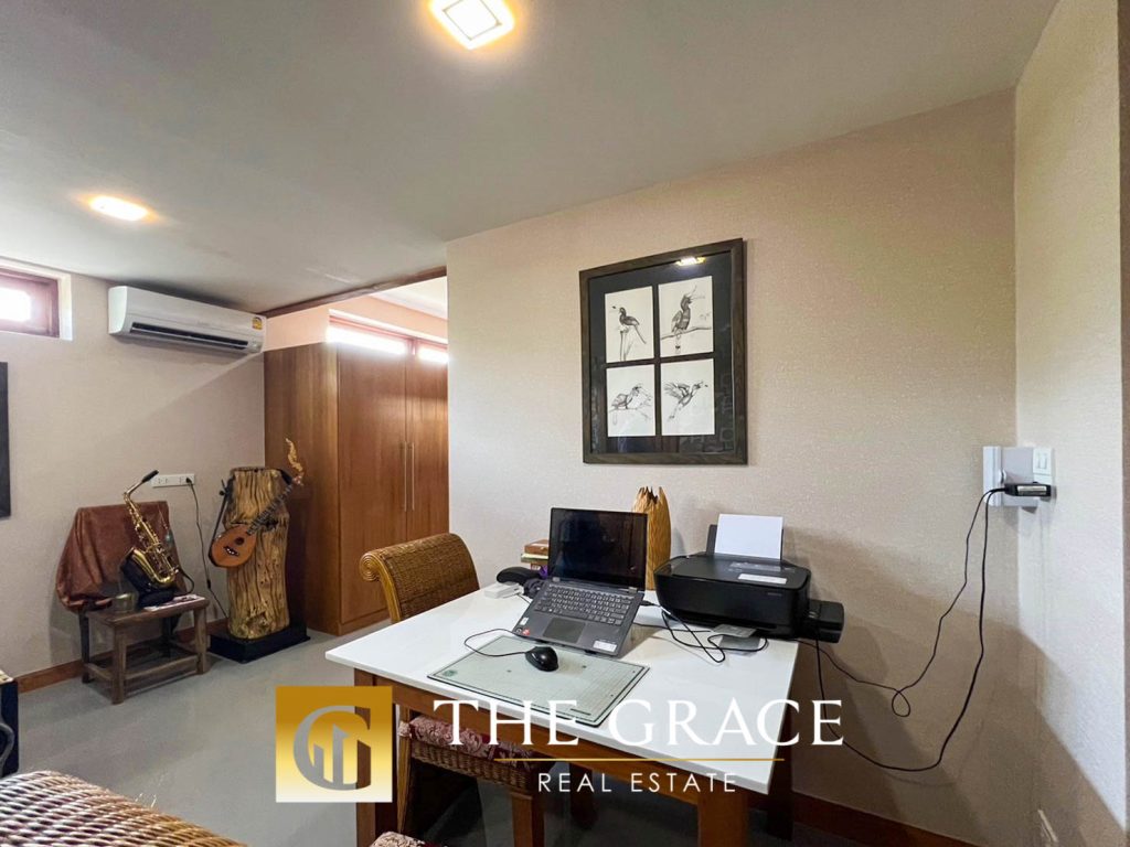 Colonial style villa with large landscaped, 3 bed 5 bath in Wang Pong ...